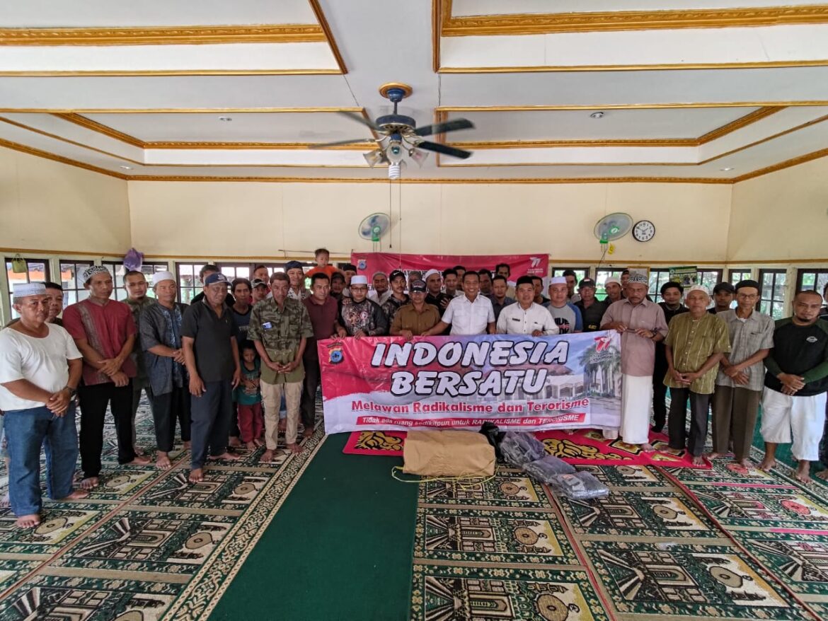 Polda Kalsel dan warga Kandangan setelah melakukan dialog Kamtibmas mencegah intoleran.