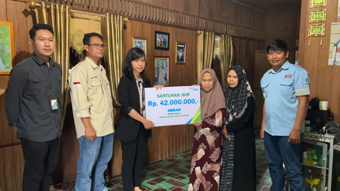 BPJS Ketenagakerjaan Batulicin bersama perwakilan Jhonlin Group melalui Divisi Perkebunan EAS Group PT Adisurya Cipta Lestari (ACL)  menyerahkan santunan kematian peserta Bukan Penerima Upah (BPU) program JKK dan JKM kepada ahli waris bernama Abran (58). Almarhum terdaftar sebagai peserta dalam program CSR EAS Group di Desa Guntung Kecamatan Teluk Kepayang Kabupaten Tanah Bumbu, Kamis (15/6/2023).(foto : ist)
