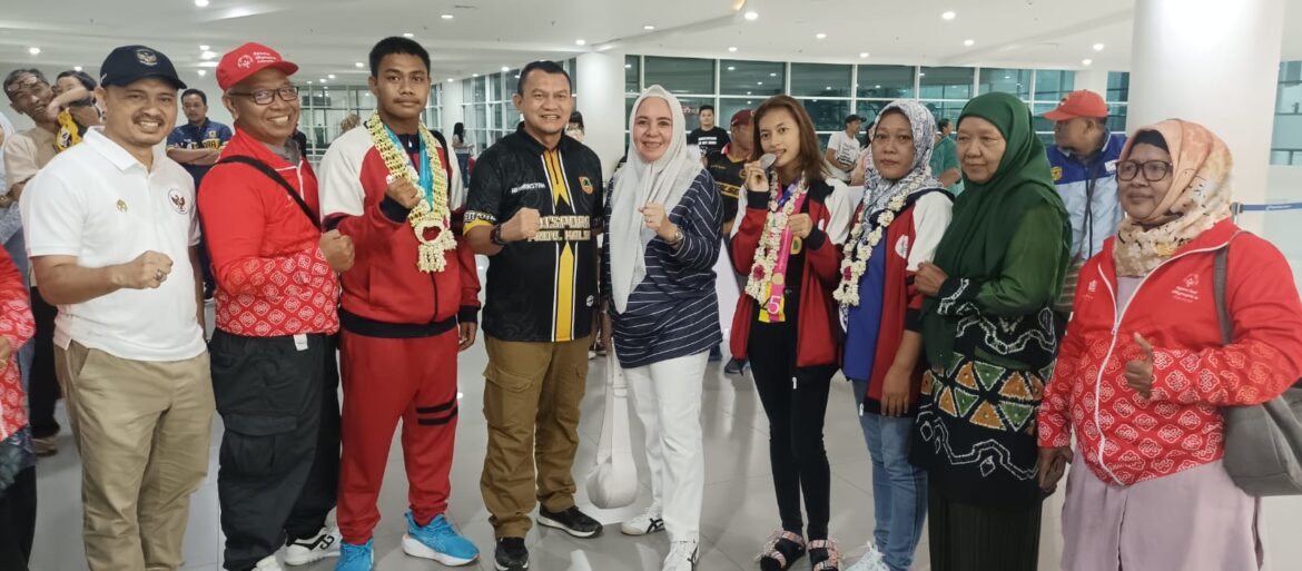 Penyambutan atlet SOIna Kalsel yang mengikuti SOWG 2023 di Berlin, Jerman, oleh Kadispora Kalsel Hermansyah mewakili Gubernur Kalsel H Sahbirin Noor. (foto: Tolah/brt)