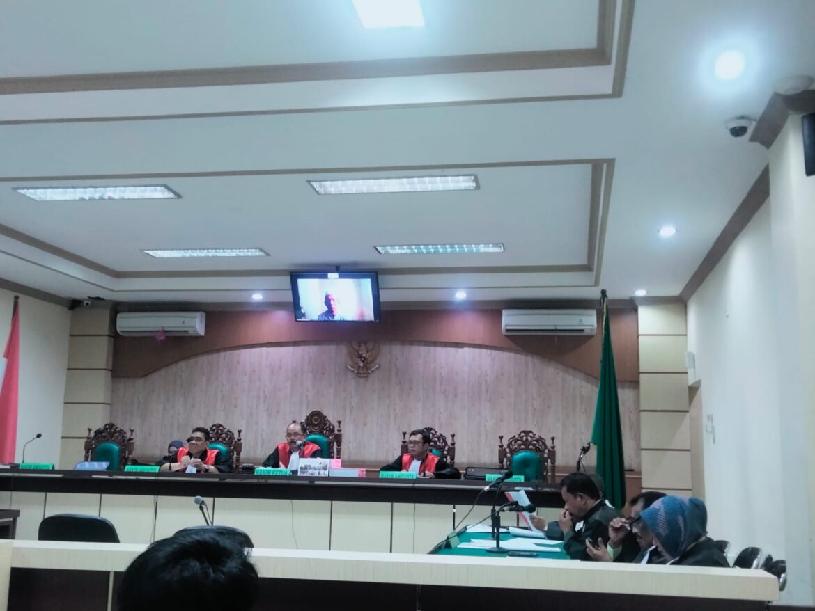 Suasana sidang dugaan korupsi bendungan Piani Tapin. Nampak salah satu terdakwa Herman mengikuti sidang secara virtual.