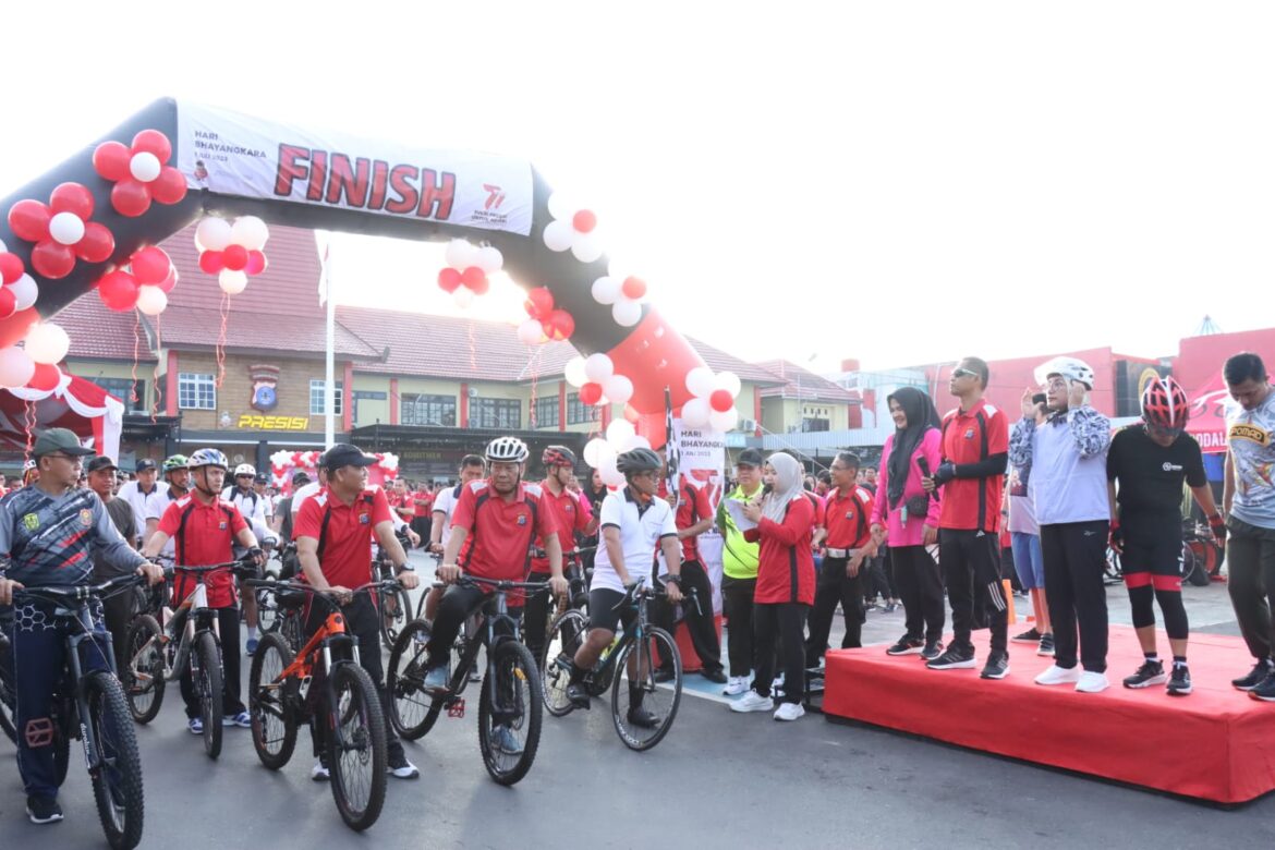 LEPAS GOWES-kapolresta Banjarmasin Kombes Pol Sabana Atmojo Martosumito saat melepas peserta Gowes TNI -Polri dan ASN Pemko dalam rangka Jelang HUT ke 77 Bhayangkara , Jumat (9/6/2023) pagi. (foto:ist)