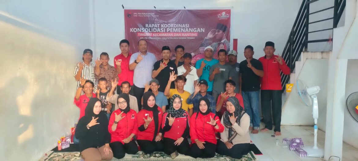 Sekretaris DPD PDIP Provinsi Kalsel Berry Nahdian Forqan foto bersama pengurus PDIP Kabupaten HST disela pelaksanaan konsolidasi pemenangan Pemilu 2024.(foto : yufanata/brt)