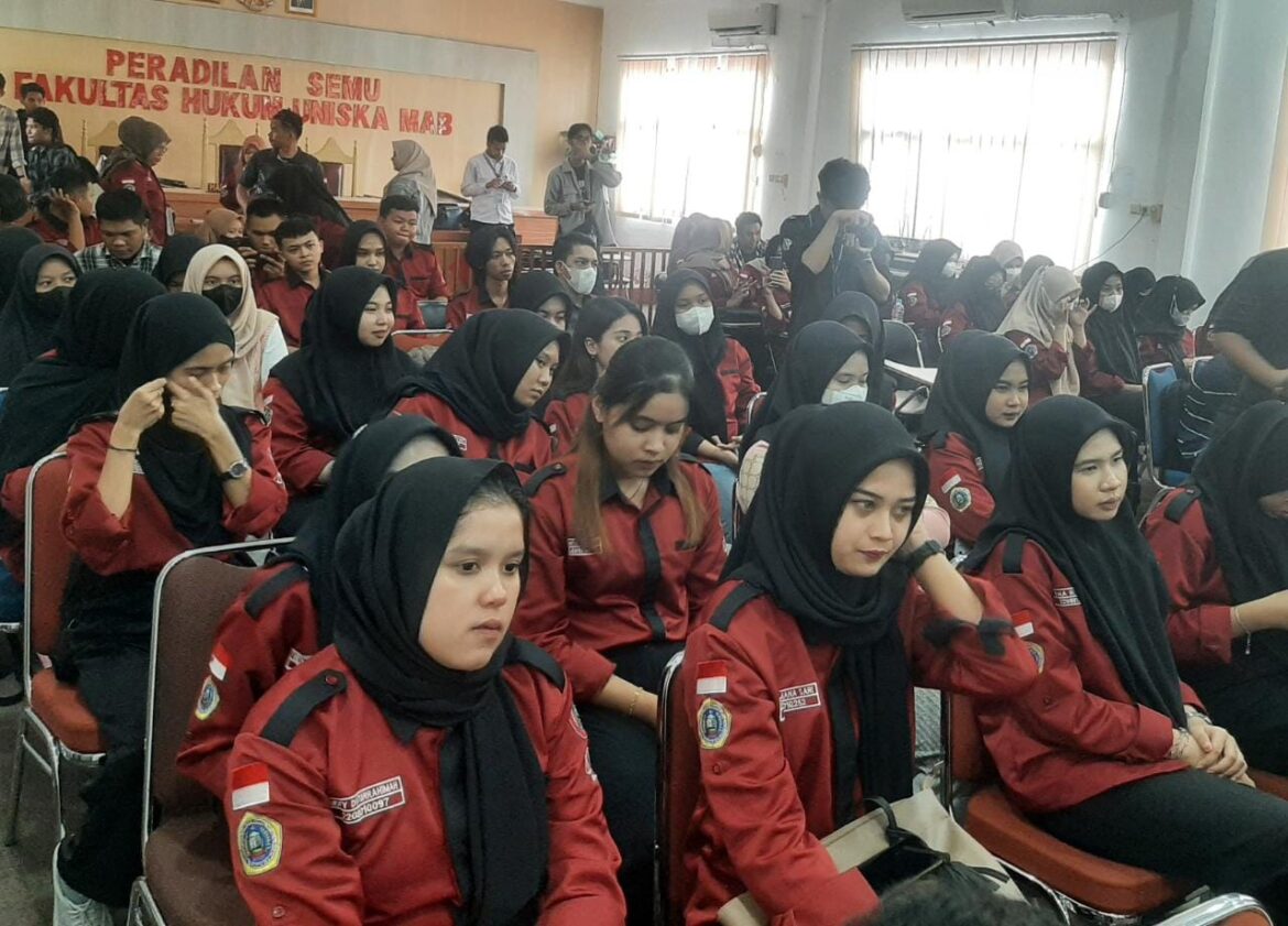 Mahasiswa FH Uniska saat kuliah umum di Aula FH Uniska.