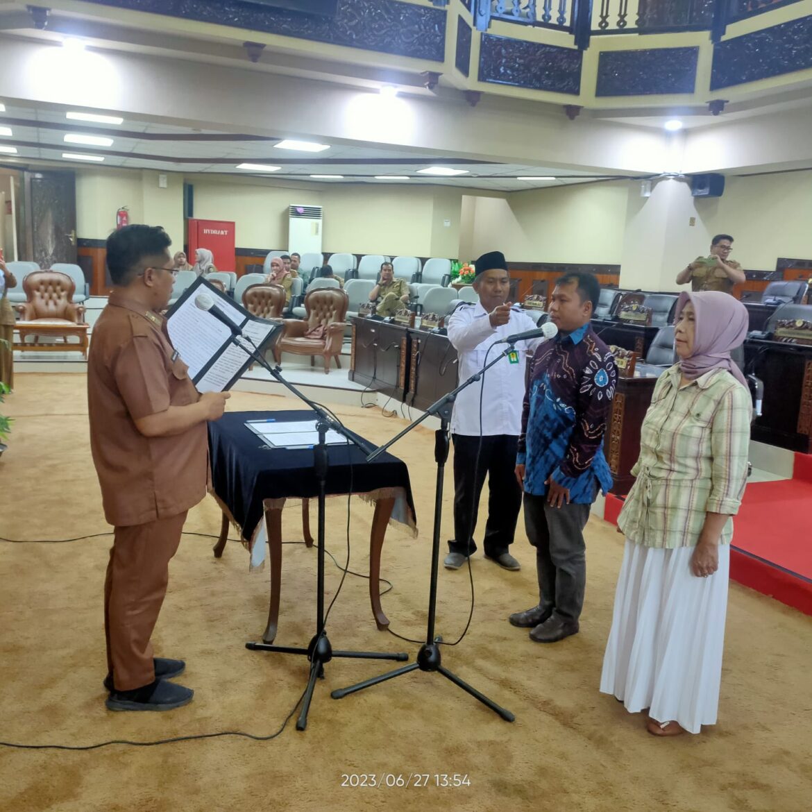 Sekretaris DPRD Provinsi Kalsel Muhammad Jaini saat memimpin gladi bersih PAW dua anggota dewan.(foto : sophan/brt)