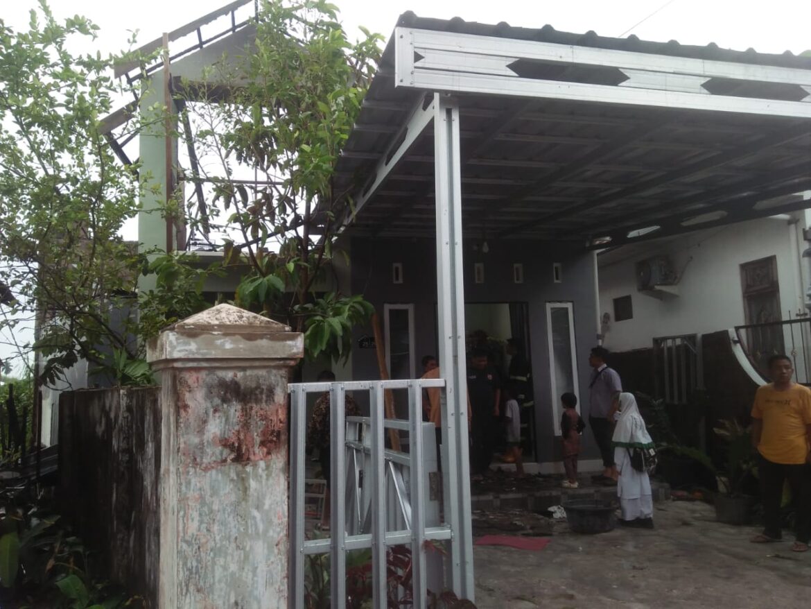 RUMAH TERBAKAR - Beginilah kondisi rumah Imansyah bagian atap dan kamar dilahap api di Jalan Adhyaksa Gang 6 Banjarmaain Utara, Senin (19'6/2023) siang. (fotp:ist)