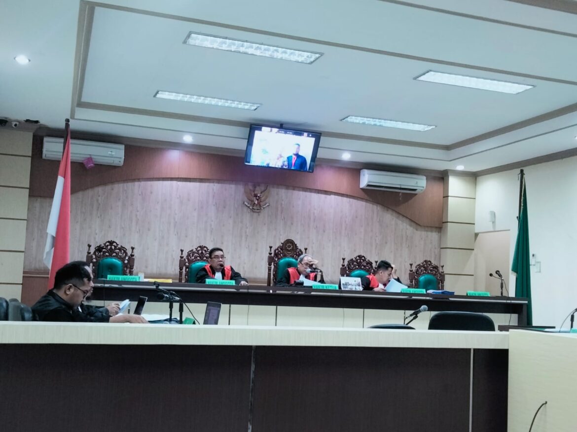Sidang perkara gratifikasi dan TPPI dengan terdakwa mantan bupati HST H. Abdul Latif terus berlanjut di Pengadilan Tipikor Banjarmasin.