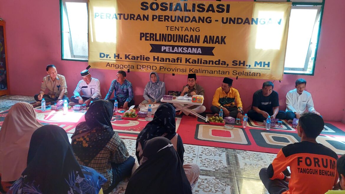 Anggota DPRD Provinsi Kalsel Dr H Karlie Hanafi Kalianda, SH MH saat melakukan Sosialisasi Rancangan Peraturan/Peraturan Perundang-undangan tentang Peraturan Daerah Provinsi Kalsel Nomor 11 Tahun 2018 tentang Pemberdayaan Perempuan dan Perlindungan Anak di Desa Simpang Arja, Kecamatan Rantau Badauh, Kabupaten Barito Kuala.(foto : ist)