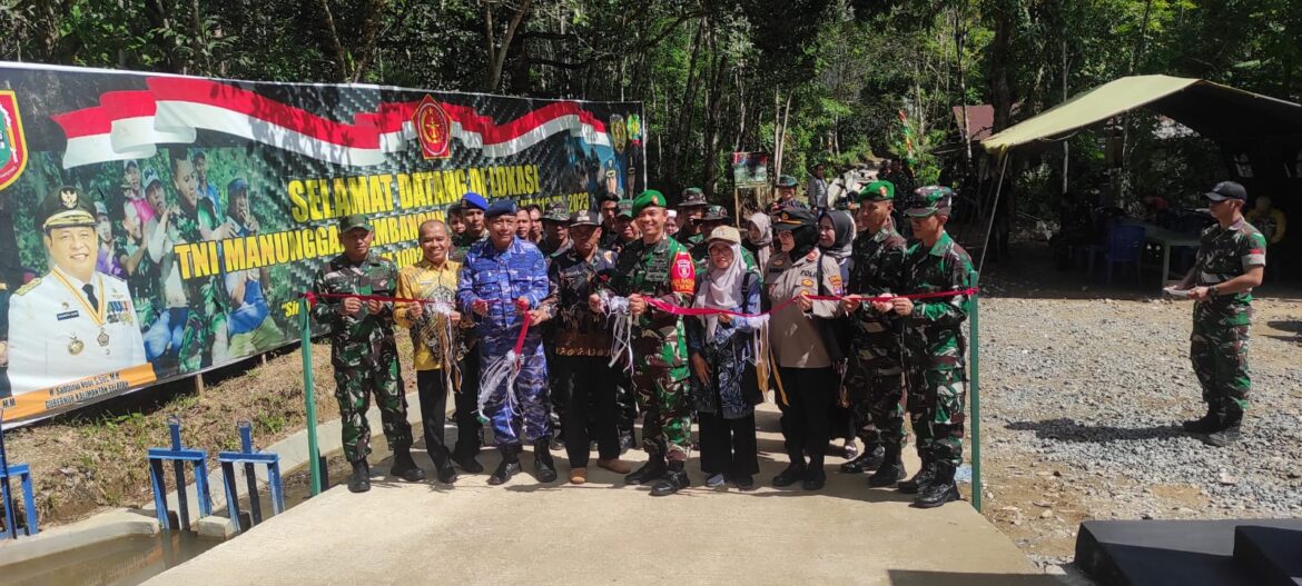 Peresmian jalan tani di Desa Hapulang Kecamatan Haruyan Kabupaten HST yang dikerjakan oleh Satgas TMMD ke-116 bersama warga masyarakat setempat.(foto : yufanata/brt)