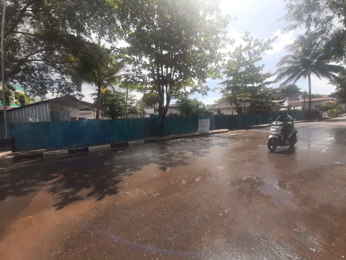 Lokasi proyeksi pembangunan rumdin dipagari seng biru.