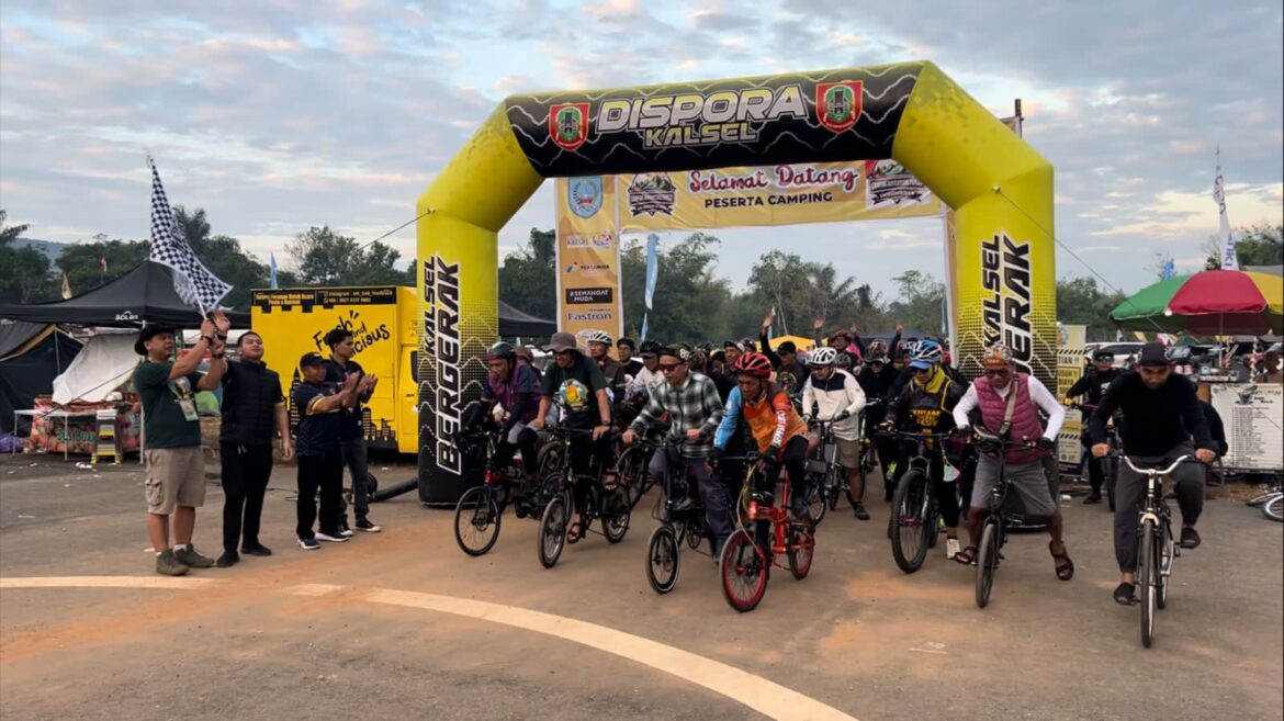 Ratusan goweser menyemarakan Fun Ride Festival, Minggu (18/6/2023) di Kiram Park, Kabupaten Banjar. (foto: ist/brt)