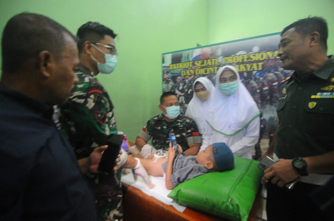 Dandenpom VI/2 Banjarmasin, Letkok CPM Erik Alamsyah Sinaga B.Eng meninjau langsung sunatan massal dalam rangka HUT Ke-77 Corps Polisi Militer TNI Angkatan Darat, di Aula Gadjah Mada, Jalan Gatot Subroto, Banjarmasin, Sabtu (10/6/2023). (foto : iman satria/brt)