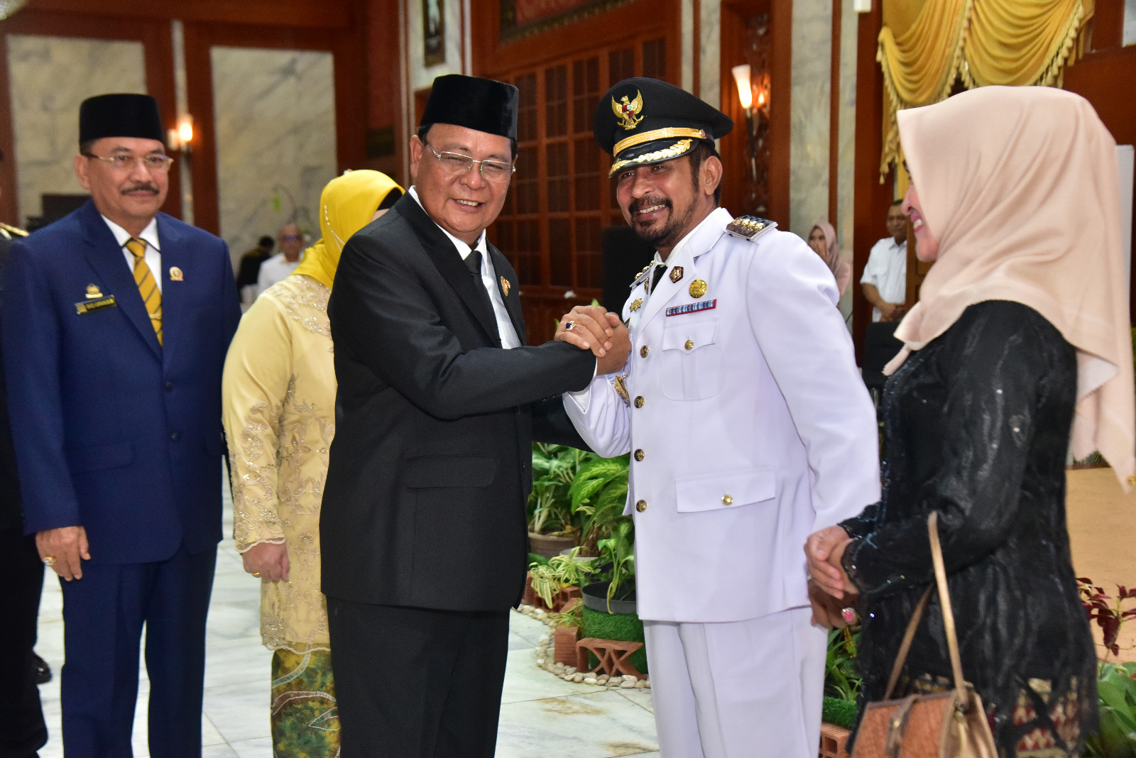 Gubernur Kalsel H Sahbirin Noor bersama H Zakly Asswan yang resmi Dilantik Menjadi Pj Bupati HSU (foto:istimewa)
