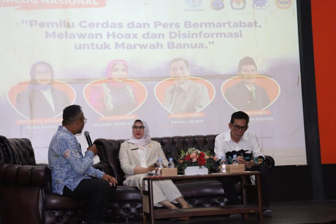 Ketua KPU Kalsel Dr Andi Tenri Sompa dan Dekan FISIP ULM Prof Budi Suryadi dalam dialog nasional di Banjarmasin (foto:istimewa)