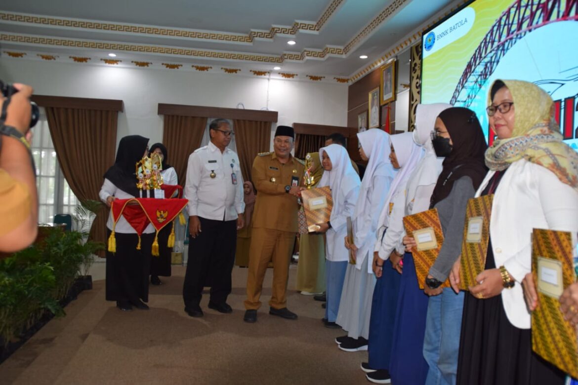 Pj Bupati Mujiyat Serahkan Hadiah ke Peserta