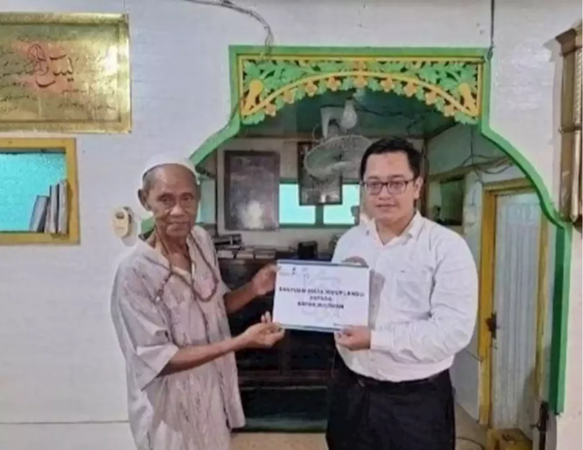 UPZ Bank Kalsel Memberikan Bantuan Biaya Hidup kepada Lansia, melalui Program Peduli Lingkungan (foto:bank Kalsel)