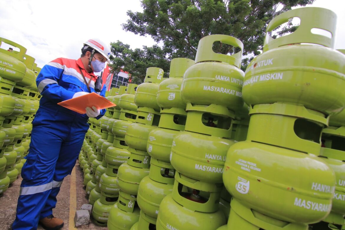 Pertamina Patra Niaga melakukan pencocokan data sekaligus melakukan uji coba transaksi menggunakan tanda pengenal (KTP) disambungkan dengan program subsidi tepat (foto:istimewa)