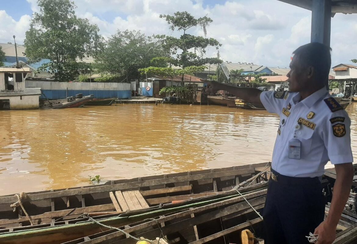 Kadishub Kota Banjarmasin, Slamet Begjo menunjukan lokasi tanah yang kini bersengketa yakni di lahan workshop PJU Jalan Pembangunan Ujung.