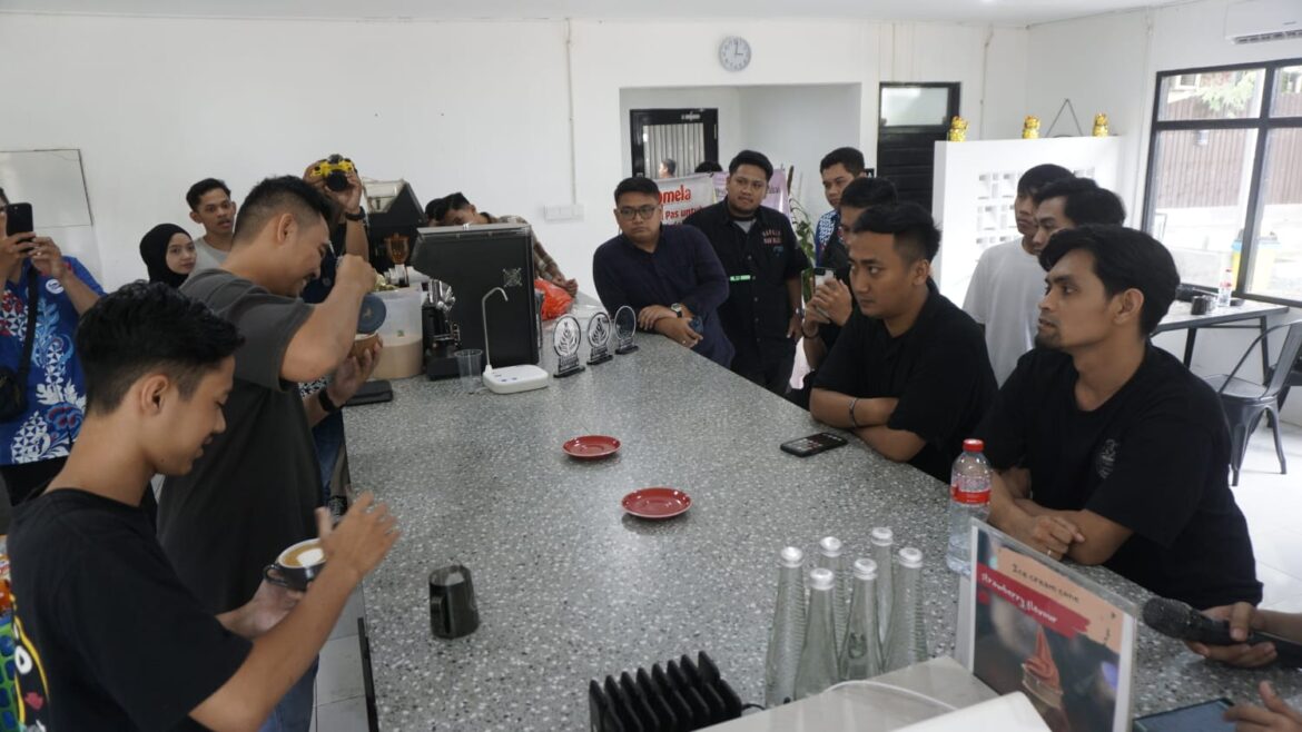 Sharing session dan latte art battle digelar dengan mendatangkan barista profesional.(foto : yufanata/brt)