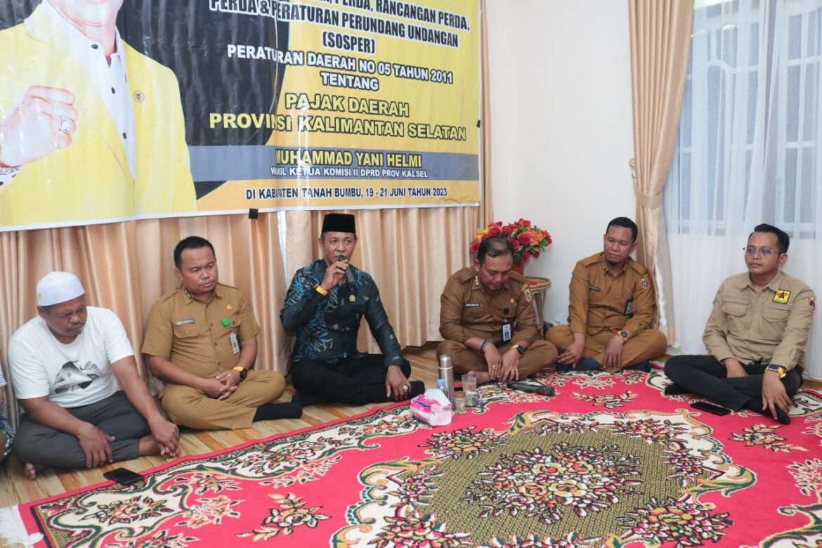Wakil Ketua Komisi II DPRD Provinsi Kalsel Muhammad Yani Helmi melaksanakan kegiatan Sosialisasi Perda Nomor 5 Tahun 2011 tentang Pajak Daerah Provinsi Kalsel di Kelurahan Tungkaran Pangeran, Kecamatan Simpang Empat, Kabupaten Tanbu.(foto : ist)