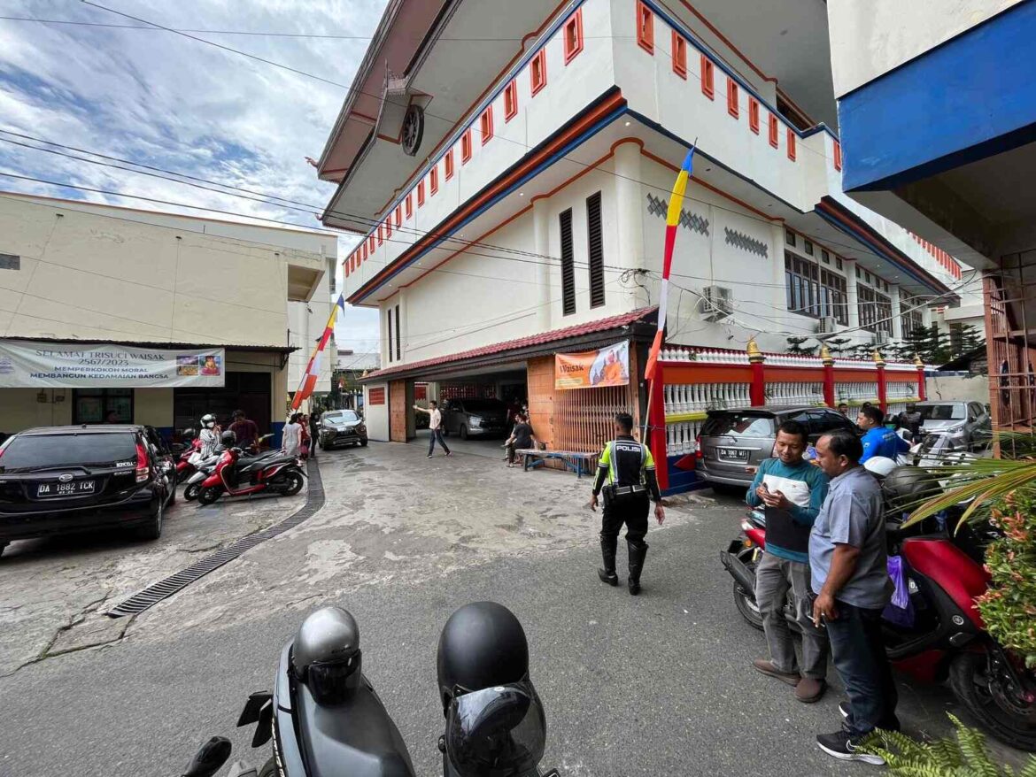 PAM WAISAK-Salah satu anggota polisi saat menjalankan Pengamanan (PAM)  ibadah umat Buddha di dua tempat, yakni Vihara di Kota Seribu Sungai ini, Minggu (4/6/2023). (foto:ist)