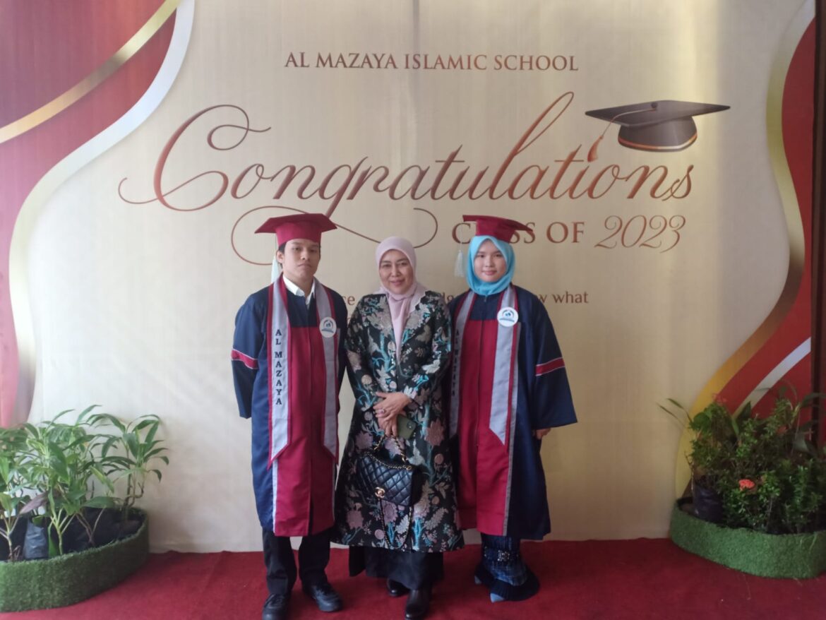 Muhammad Faris Naufaldi dan Naura Izzati Jasmin bersama Ketua Yayasan Al Mazaya Pelita Asia Hj Sri Erliani MM MKes (foto:afdi)