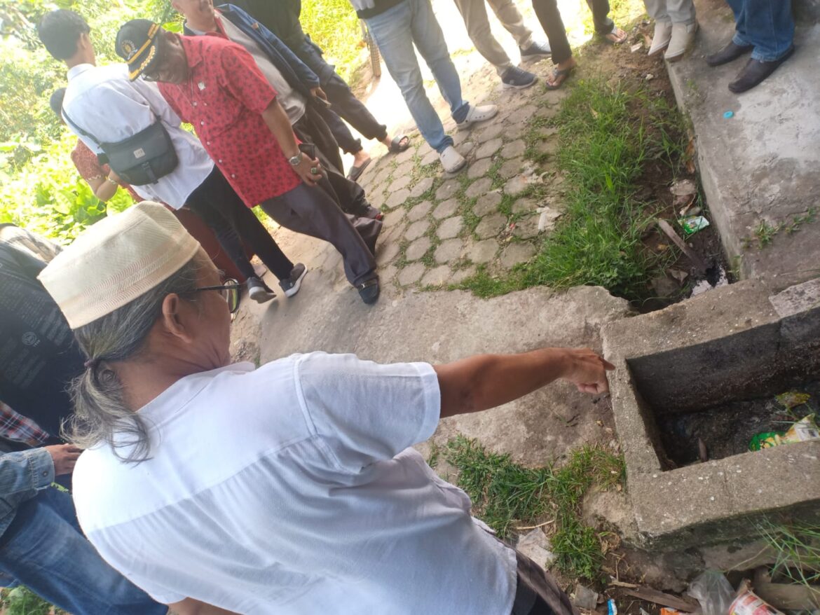 Ketua RT 03 Gang Purnawirawan Pelambuan, Banjarmasin Barat Bahrian Noor, Menunjukkan Lokasi Saluran Air yang berbau tak sedap. (foto:afdi)
