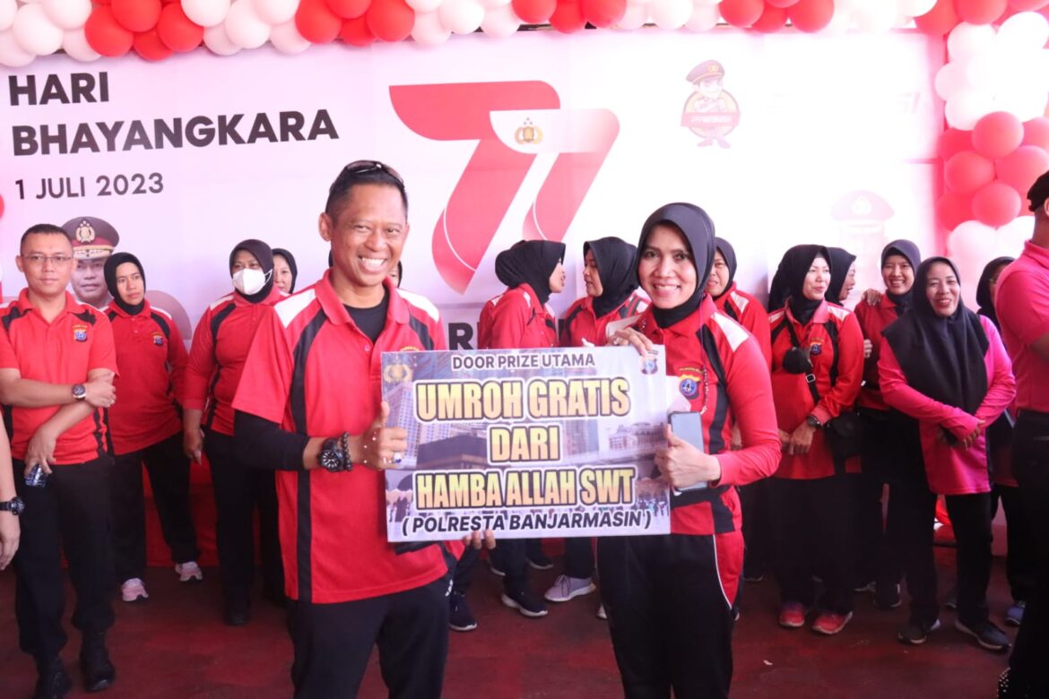 HADIAH UMROH -Aipda Indhina saat menerima hadiah umroh dari Kapolresta Banjarmasin Kombes Pol Sabana Atmojo Martosumito dalam rangka jelang HUT ke 77 Bhayangkara, Jumat (9/6/2023) pagi. (foto:ist)