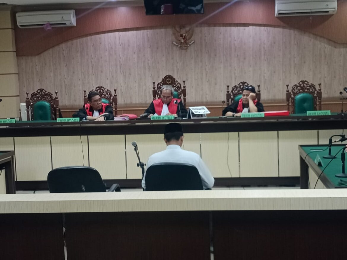 Salah satu terdakwa proyek rehabilitasi jaringan irigasi di Mandiangin Mirza Azwari saat mendengarkan putusan majelis hakim.