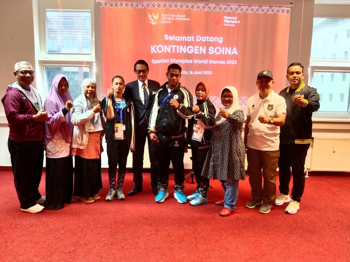 KBRI BERLIN-Dua atlet Kalsel yang memperkuat kontingen SOIna, Arsyad dan Sila, bersama duta besar RI untuk Jerman, Arif Havas Oegroseno, Jumat (16/6/2023) di KBRI Berlin. (foto: ist/brt)