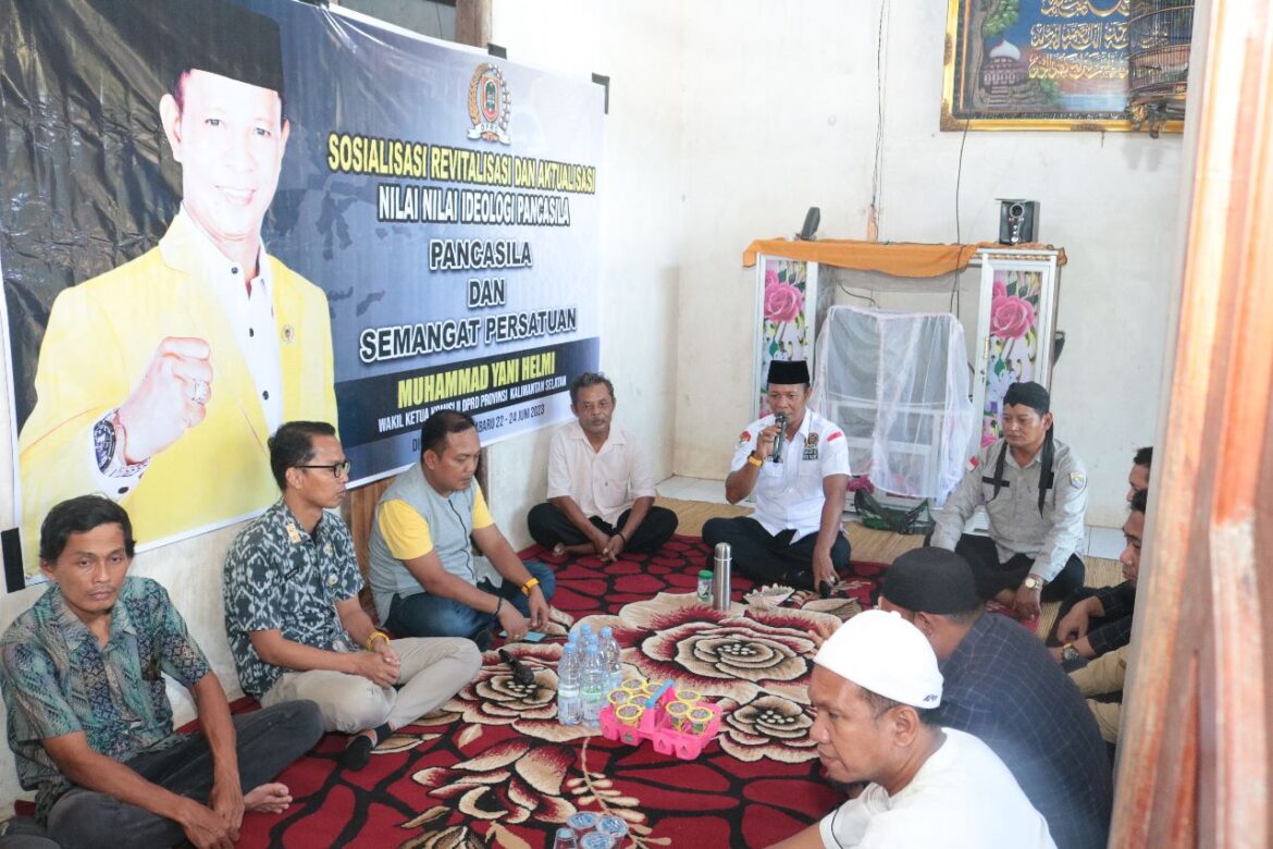 Wakil Ketua Komisi II DPRD Provinsi Kalsel Muhammad Yani Helmi melaksanakan kegiatan Sosialisasi Revitalisasi dan Aktualisasi nilai-nilai Ideologi Pancasila di Desa Pelajau Baru Kecamatan Kelumpang Hilir Kabupaten Kotabaru.(foto : ist)