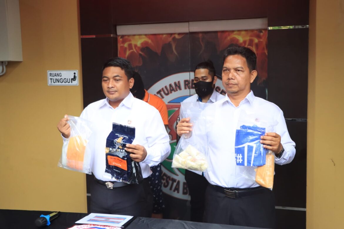 GELAR NARKOBA- Kasat Narkoba Polresta Banjarmasin Kompol Mars Suryo Kartiko saat menggelar temuan barbuk 1 Kg Sabu-sabu dan 980 ineks dari pelaku berinisial HYS warga Handil Bakti Kelurahan Puntik Luar Kecamatan Kecamatan Mandastana Kabupaten Barito Kuala (Batola), Senin (12/6/2023). (foto:sum/brt)