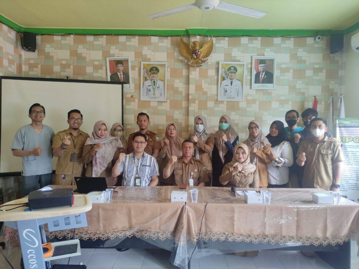 Kepala BPJAMSOSTEK Cabang Batulicin, Vina Dwina Yuskin foto bersama usai sosialisasi PLKK kepada Dinas Kesehatan dan beserta pengelola puskesmas yang sudah menjadi mitra kerja BPJS Ketenagakerjaan,  Selasa (13/6/2023).(foto : ist)