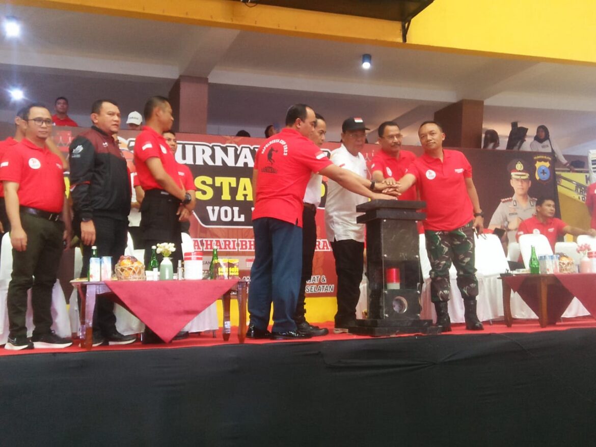 PENCET TOMBOL - Gubenur Kalsel H Sabirin Noor, didampingi Kapolda Kalsel Irjen Pol Andi Rian Djajadi, turut dihadiri Ketua DPRD Kalsel Supian HK saat memencet tombol tanda dibukanya Tournament Kapolresta Cup 2023 Volune II Competition Basketball dalam rangka HUT ke 77 Bhayangkara, Senin (26/6/2023) sore. (foto:ist)