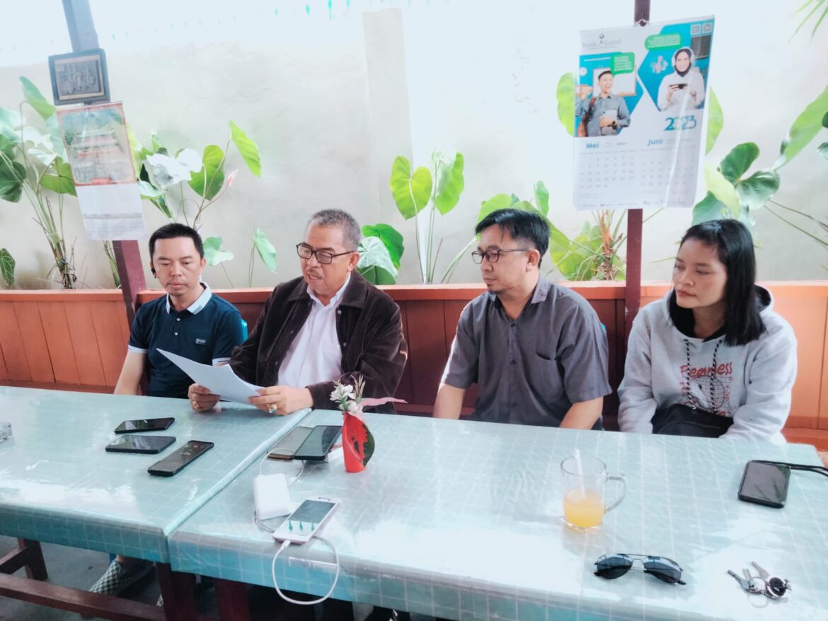 Salah satu terdakwa dugaan korupsi pengadaan lahan gedung Samsat Amuntai M. Anshor yang divonis bebas bersama penasehat hukum H. Sabri Noor Herman SH MH.