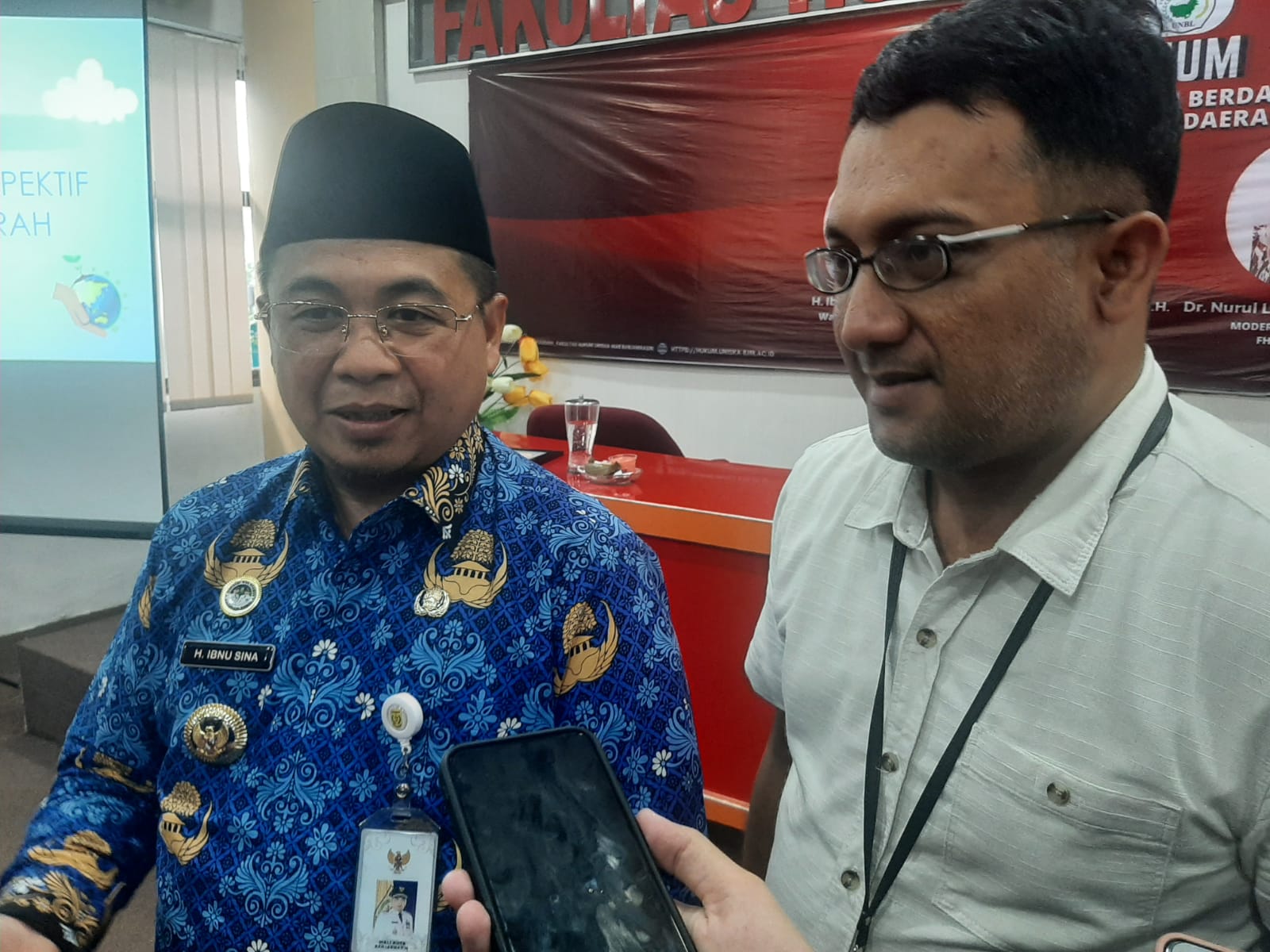 Wali Kota Banjarmasin, Ibnu Sina dan Dekan FH Uniska, Dr Afif Khalid.