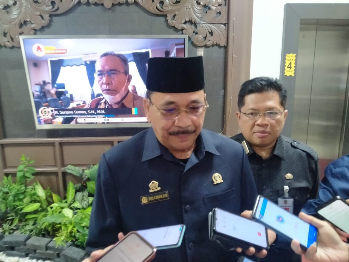 Ketua DPRD Provinsi Kalsel DR (HC) H Supian HK, SH, MH didampingi Sekretaris DPRD Provinsi Kalsel Muhammad Jaini menyampaikan rencana pelantikan dua PAW.(foto : ist)