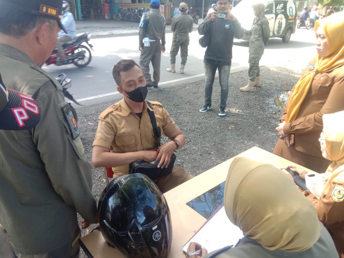 Seorang ASN menjalani pemeriksaan surat tugas oleh Satpol PP dan BKD Pemko Banjarmasin, Selasa (6/6/2023).