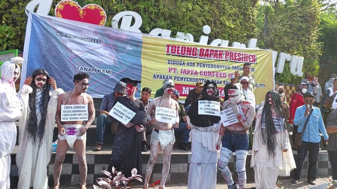 Unjuk rasa puluhan aktivis di Bundaran Simpang Empat, Kota Banjarbaru, Rabu (21/6/2023).(foto : tya/brt)