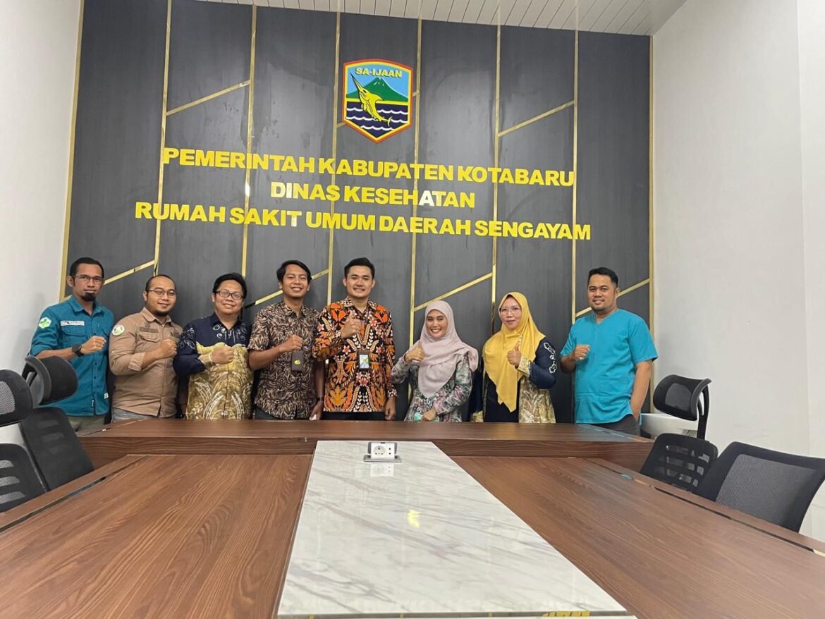 Usai pertemuan kerjasama Pusat Layanan Kecelakaan Kerja (PLKK) dengan RSUD Sengayam di Kabupaten Kotabaru. Kepala Bidang Pelayanan BPJS Ketenagakerjaan Yusef Dwi foto bersama dengan  Direktur dr Lita Susanti beserta para petinggi rumah sakit, Kamis (22/6/2023).(foto : ist)