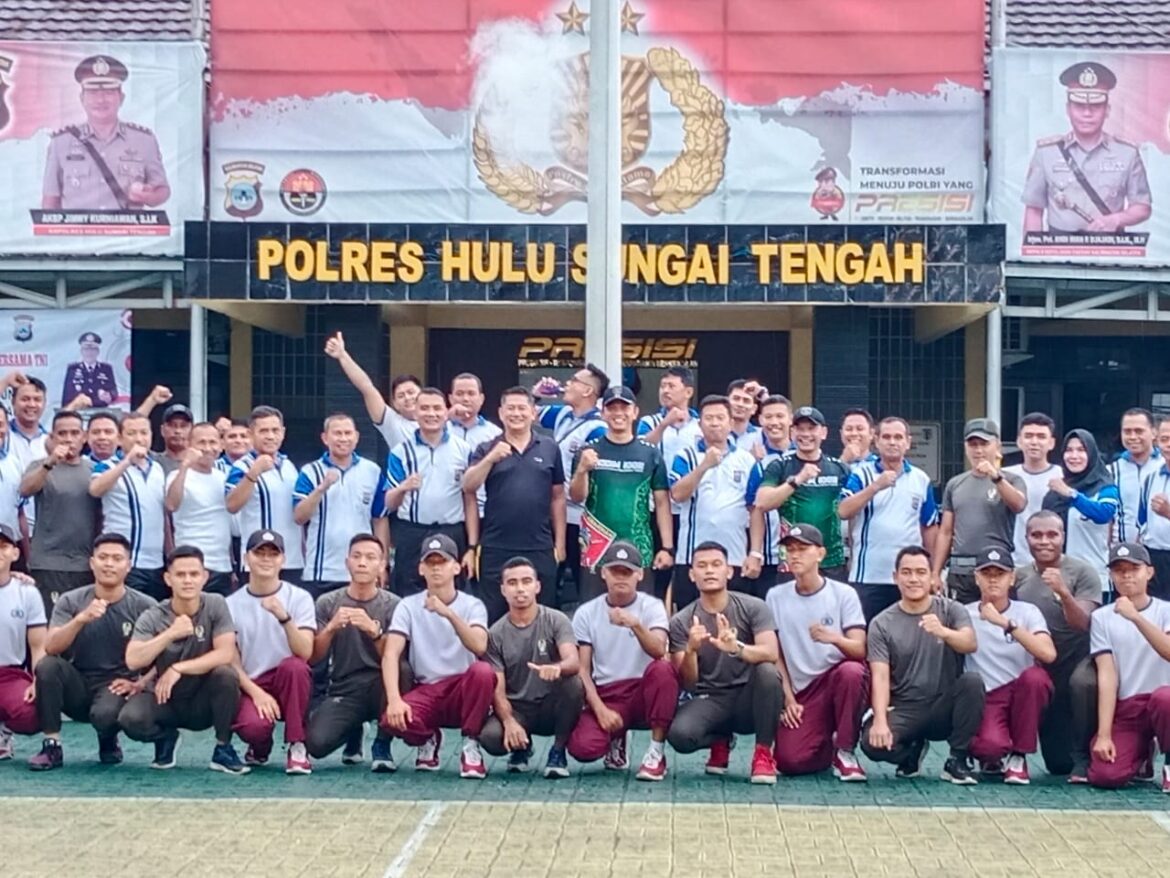 Foto Bersama Personel TNI dari Kodim 1002/HST dan Yonif 621/Manuntung serta anggota Polres HST. (ist)