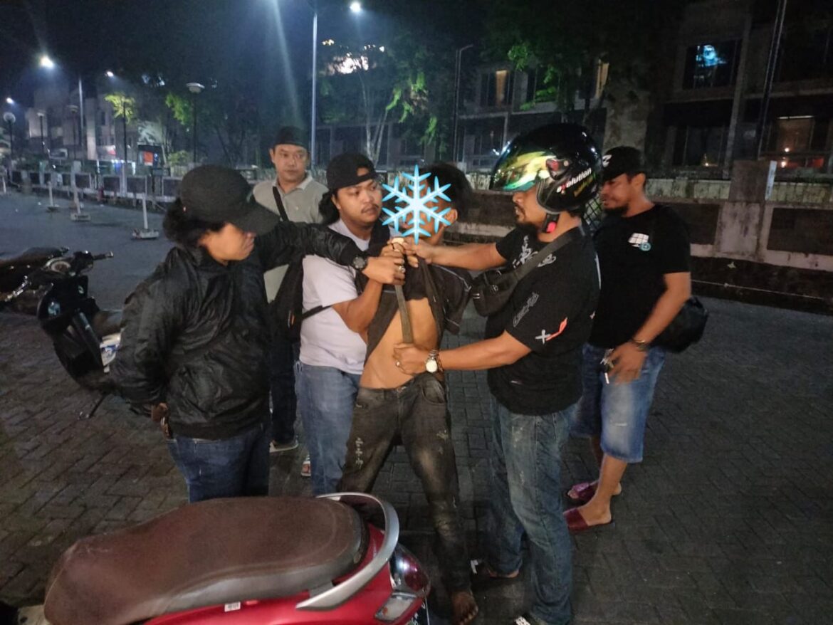 SIMPAN SAJAM - Pria berinisial AH ini simpan sajam bahkan diamankan dalam kondisi mabuk hingga diringkus polisi, Kamis (22/6/2023) dinihari. (foto :ist)