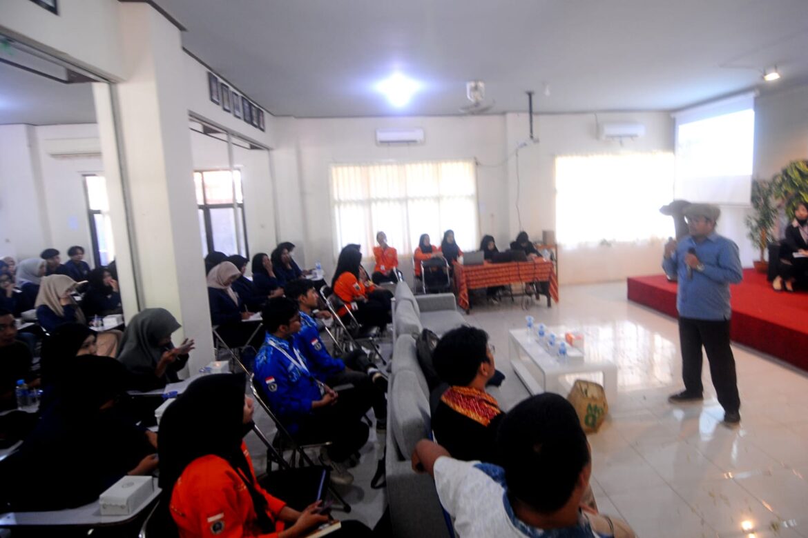 Antropolog Universitas Lambung Mangkurat (ULM) Nasrullah memberikan materi, dalam bedah buku Mustafa Ideham Kisah Gerilya hingga Dunia Pendidikan, di ruang seminar FISIP Uniska Muhammad MAB Banjarmasin, Sabtu (17/6/2023). (foto : iman satria/brt)