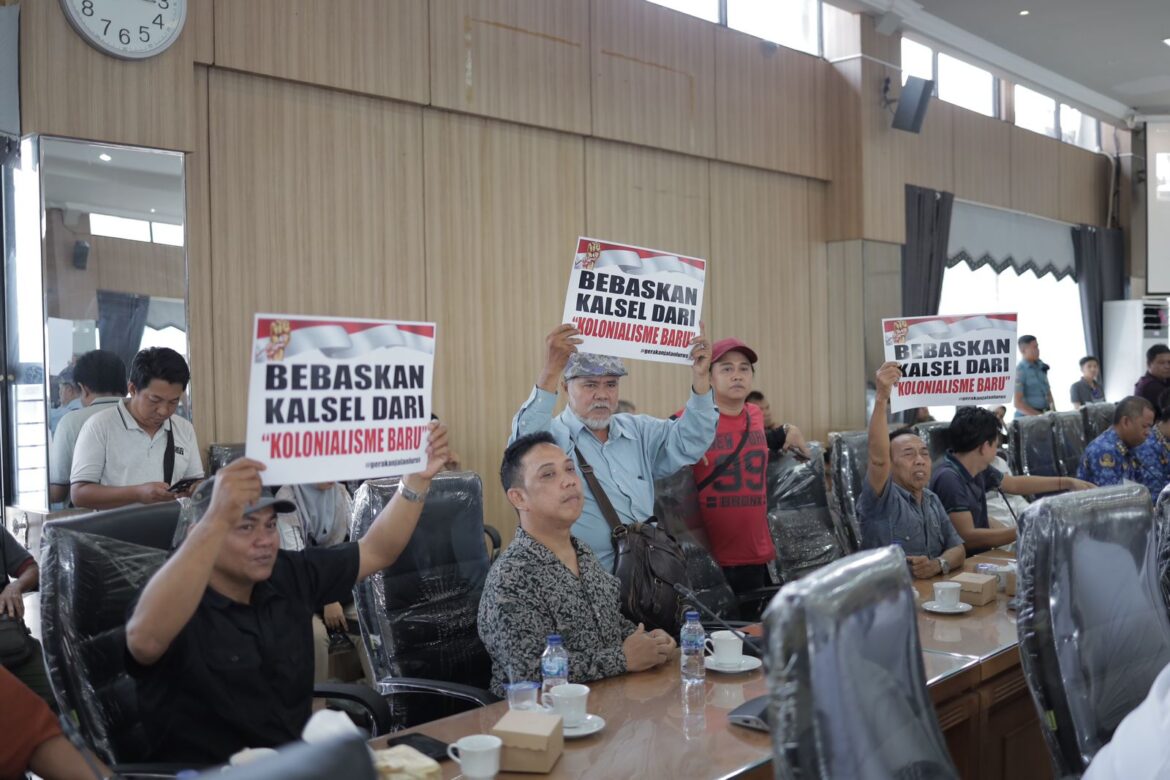 Sejumlah anggota LSM di Kalsel bentangkan poster bertuliskan 'Bebaskan Kalsel Dari Kolonialisme Baru' disela rapat dengar pendapat membahas kerusakan ruas jalan nasional di kilometer 171 Desa Satui Barat Kecamatan Satui Kabupaten Tanbu yang tak kunjung ada kepastian.(foto : humasdprdkalsel)