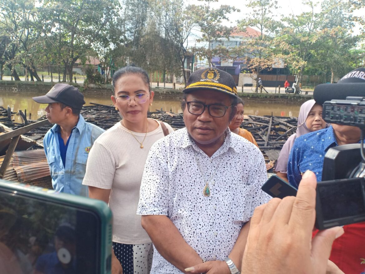 Ketua Komisi IV DPRD Kota Banjarmasin Saut Nathan Samosir di lokasi kebakaran Jalan Bandarmasih Komplek DPR RT 37 Belitung Selatan (foto:ist)