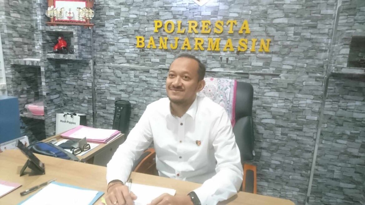 RILIS KASUS – Kasat Reskrim Polresta Banjarmasin saat menjelaskan motif pelaku pembunuhan di Taekwondo Banjarmasin, Senin (17/7/2023). (foto:sum)