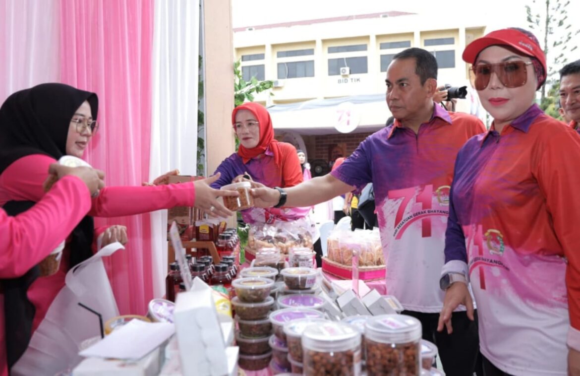 Kapolda Kalsel Irjen Pol Andi Rian R Djajadi mendukung penuh kegiatan Bhayangkari Kalsel melalui bazar UMKM