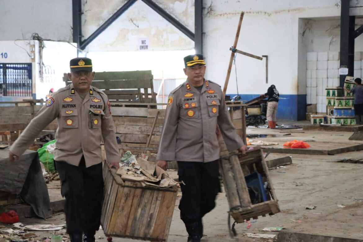 Aksi Bersih bersih Polres HST di Pasar Agrobisnis Modern Dipuji Pedagang