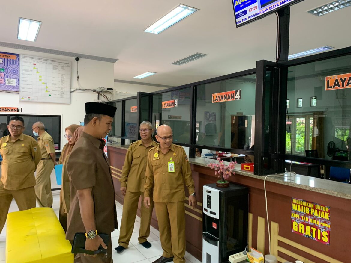 Suasana monitoring Komisi II DPRD Provinsi Kalsel ke UPPD Samsat Handil Bakti di Kabupaten Batola.(foto : ist)