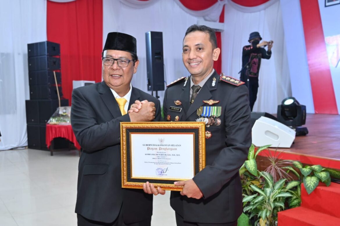 Penghargaan diberikan Gubernur Kalsel H Sahbirin Noor (Foto: Iman Satria)