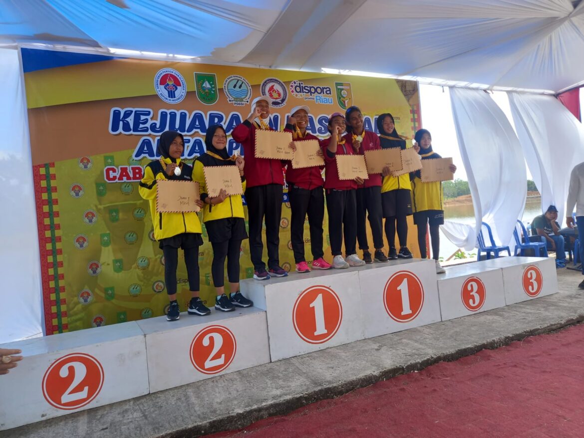 Atlet dayung Kalsel mendapat pengalungan medali emas pada Kejurnas Dayung Antar PPLP/SKO yang berlangsung 1-4 Juli 2023 di Danau Kebun Nopi, Kuantan Singingi (Kuansing), Riau. (foto: ist/brt)